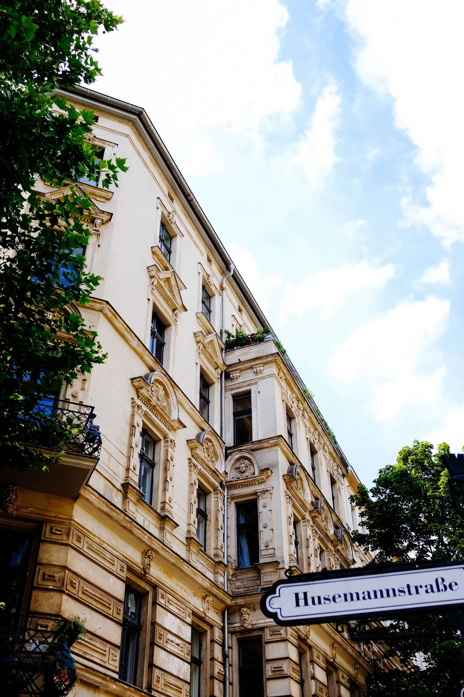 Bürogebäude, Stadtvilla in Deutschland, Straße, Bäume, Straßenschild